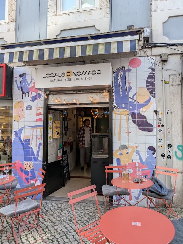 Locals & Nomads Natural Wine Bar & Shop Entrada e esplanada exterior de um bar de vinhos naturais
