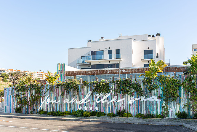 Fachada com o mural You and the Sea